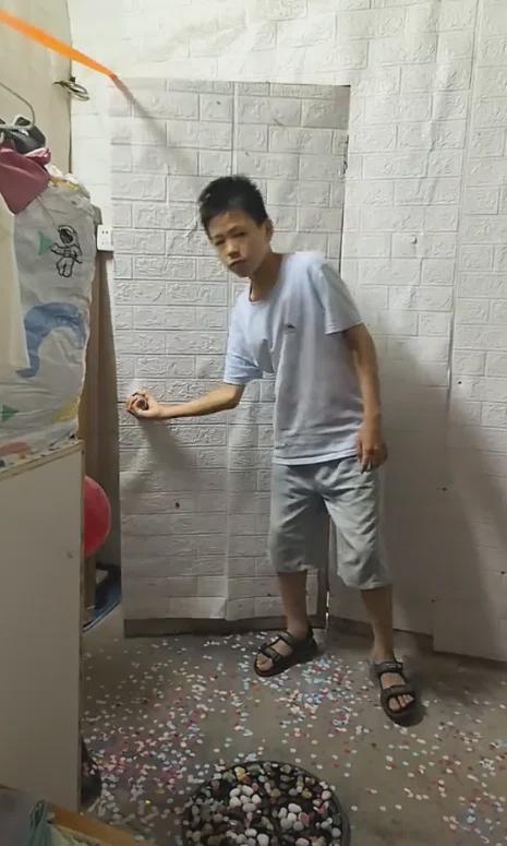 “这么穷还能给女儿买金子”，穷人家大小姐火了，这次是真的羡慕